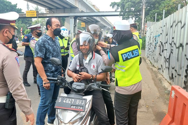 Foto Polisi Bagikan Helm Sni Gratis Ke Pelanggar Lalu Lintas Di