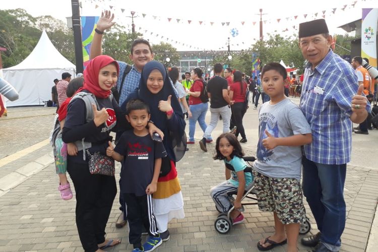 Kiki (kerudung merah) datang bersama keluarga untuk menyaksikan opening ceremony Asian Games 2018 di Stadion Utama Gelora Bung Karno, Senayan, Jakarta Pusat, Sabtu (18/8/2018)