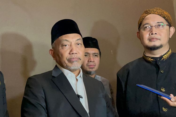 Calon Gubernur Jawa Barat nomor urut 3, Ahmad Syaikhu saat diwawancara wartawan pada saat menghadiri Haul Pangeran Santri di Kota Kulon, Kecamatan Sumedang, Kabupaten Sumedang, Jawa Barat, Minggu (20/10/2024) malam.
