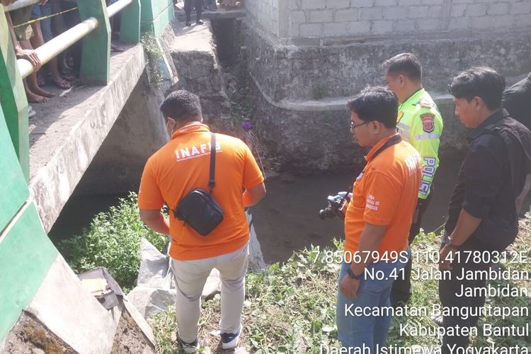 Polisi memeriksa lokasi kecelakaan di Buk Dhowo Jambidan Lor RT 06, Jambidan, Banguntapan, Bantul, DI Yogyakarta. Rabu (19/6/2024).