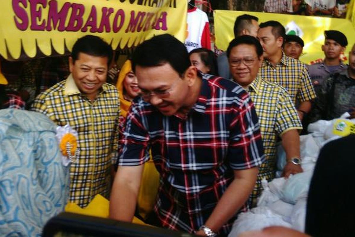 Ketua Umum Partai Golkar Setya Novanto (Setnov) bersama calon gubernur DKI Jakarta nomor pemilihan dua Basuki Tjahaja Purnama (Ahok) mengunjugi acara Bersyukur Jakarta, yang digelar DPD Golkar DKI di Lapangan Blok S, Kebayoran Baru, Jakarta Selatan, Jumat (20/1/2017)