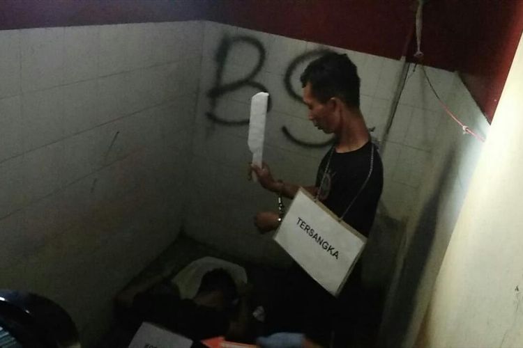 Pelaku DP tengah memperagakan pembunuhan korbannya KW di sebuah kontrakan di Kota Bandung