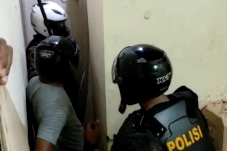 Polisi saat mengevakuasi ODGJ di Denpasar. 