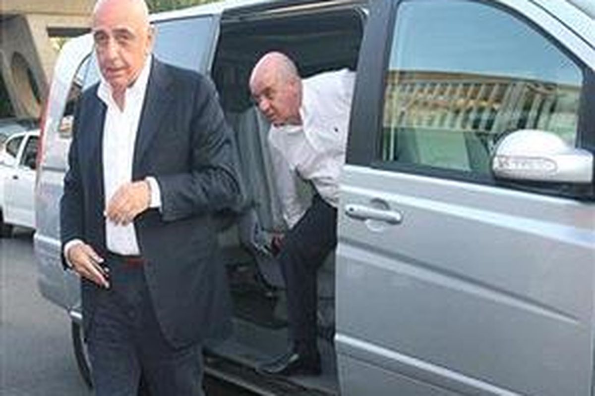 Wakil Presiden AC Milan, Adriano Galliani (kiri).