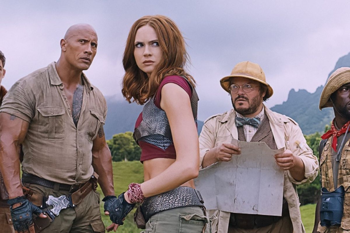 Nick Jonas, Dwayne Johnson, Karen Gillan, Jack Black, dan Kevin Hart dalam film Jumanji: Welcome to the Jungle.