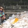 Luhut Gandeng Nestle Salurkan Bantuan kepada Pekerja Pemungut Sampah