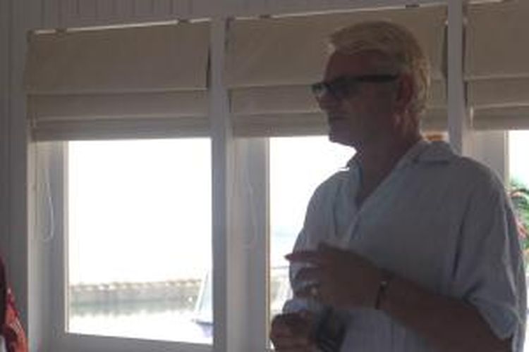 Simon Richard Bolt, pemilik Mischief, kapal layar jenis pinisi merupakan kapal asli buatan Indonesia saat berlabuh di Marina Batavia Sunda Kelapa, Jakarta, Jumat (21/8/2015). 
