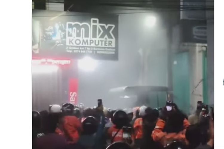 Massa dari driver ShopeeFood menggeruduk rumah penganiaya rekan mereka di Godean, Sleman, Yogyakarta, Sabtu (5/7/2025) dini hari.