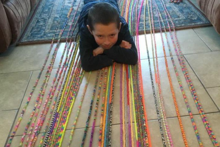 Bocah bernama Mark Millar itu mengaku mulai menenun gelang raksasa pada Oktober 2018, dengan alat tenun menggunakan tali elastis. 