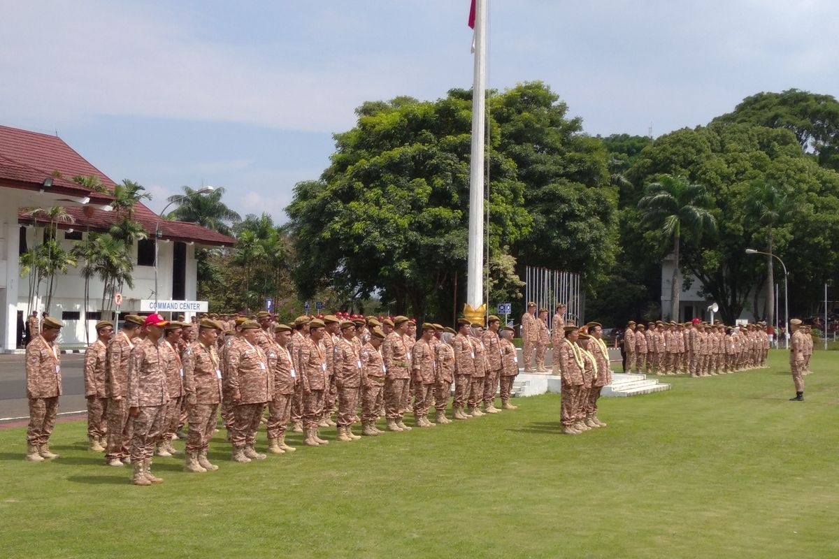 Kepala daerah peserta retret mengikuti apel upacara pembukaan di lapangan Parade IPDN Kampus Jatinangor, Kabupaten Sumedang, Jawa Barat, Minggu (22/6/2025).