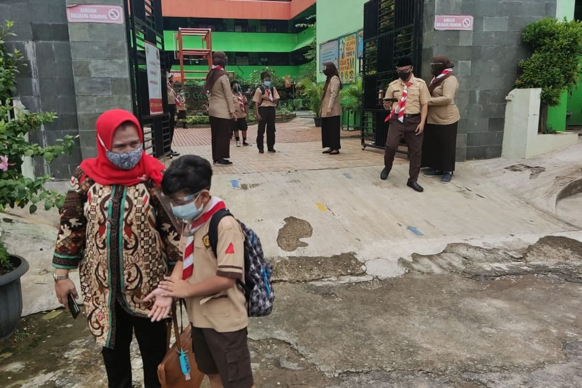 Orangtua menjemput anaknya pulang dari sekolah tatap muka di SDN Kenari 08, Jakarta Pusat, Rabu (7/4/2021).