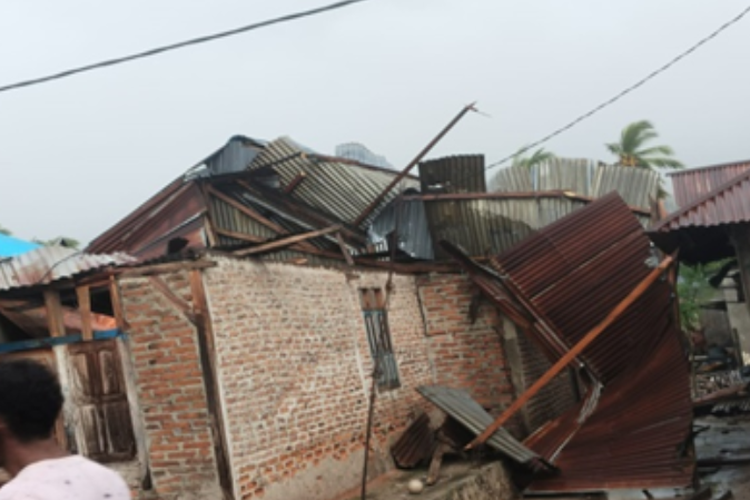 Rumah warga Kelurahan Kabir, Kecamatan Pantar, Kabupaten Alor, Nusa Tenggara Timur (NTT), rusak akibat puting beliung yang menerjang wilayah itu, Rabu (24/1/2024). 