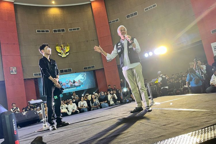 Calon presiden nomor urut 3, Ganjar Pranowo bertemu dengan ribuan anak muda dalam acara bertajuk Sehari Bersama Ganjar (Sejajar) di Gedung Pontianak Convention Center (PCC), Kalimantan Barat (Kalbar).