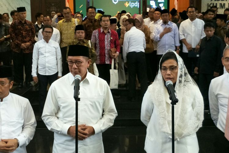 Menteri Agama Lukman Hakim Saifuddin dan Menteri Keuangan Sri Mulyani di Kantor Kementerian Agama, Jakarta