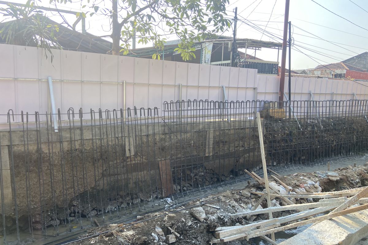 Kondisi turap Kali Baru di Kelurahan Tengah, Kramatjati, Jakarta Timur, yang retak dan berlubang akhirnya diperbaiki. Foto diambil pada Selasa (10/10/2023).