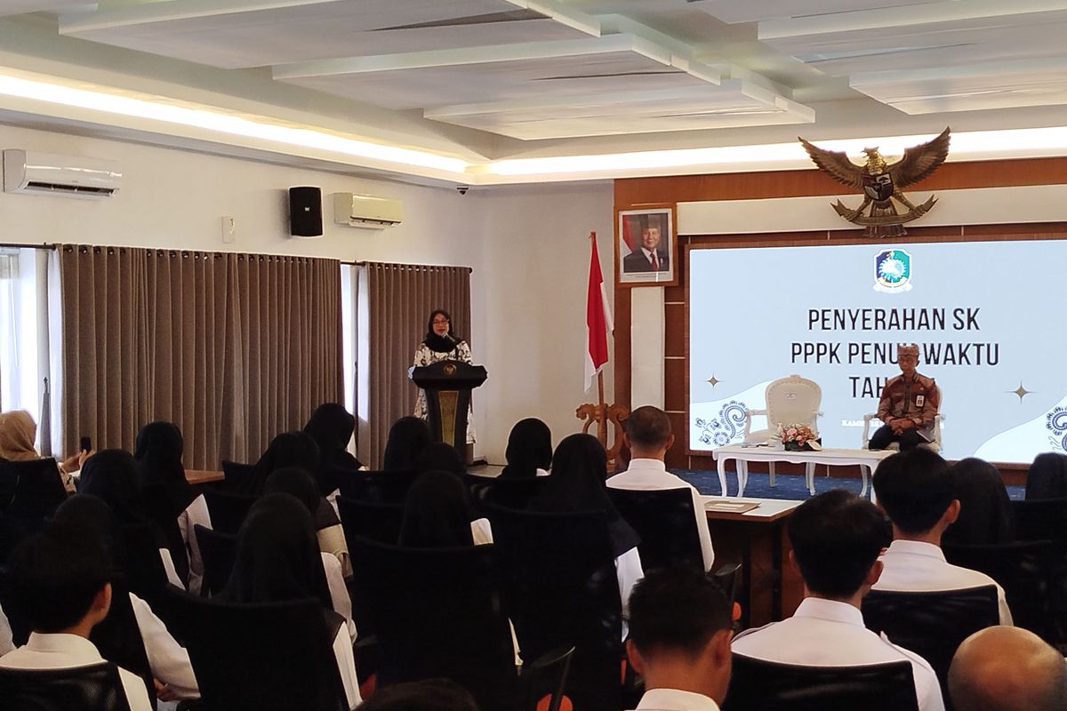 Bupati Banyuwangi Ipuk Fiestandani memberi arahan saat pengangkatan PPPK penuh waktu, Kamis (18/9/2025).