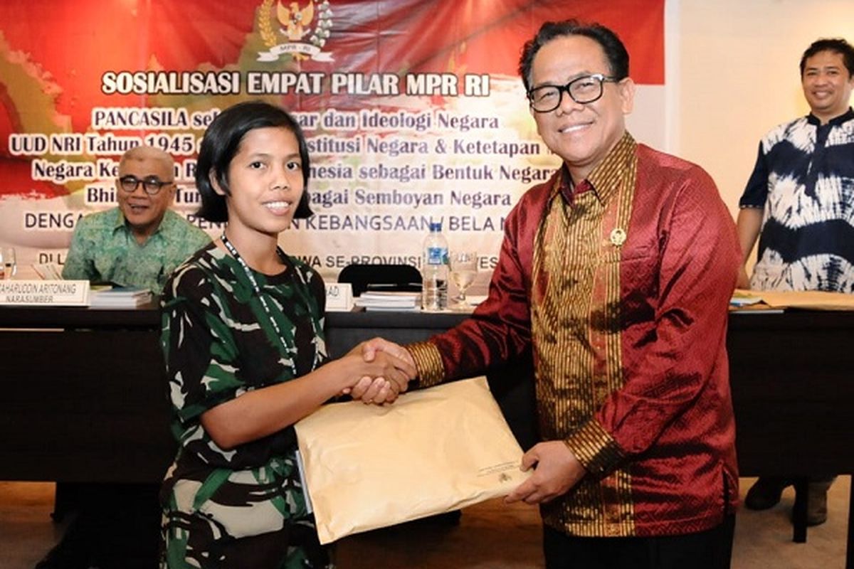 Yoseph Umarhadi melakukan sosialisasi empat pilar MPR kepada 100 Menwa di Manado