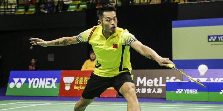 Pebulu tangkis tunggal putra China, Lin Dan, mengembalikan kok ke arah Shi Yuqi (China) pada laga perempat final Hong Kong Terbuka yang berlangsung di Hong Kong Coliseum, Jumat (24/11/2017).