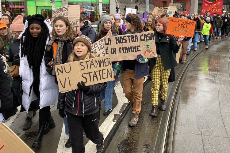 Greta Thunberg bersama ratusan aktivis lainya, mengajukan gugatan hukum terhadap negara atas tindakan yang tidak memadai untuk menanggapi masalah iklim pada Jumat (25/11/2022).