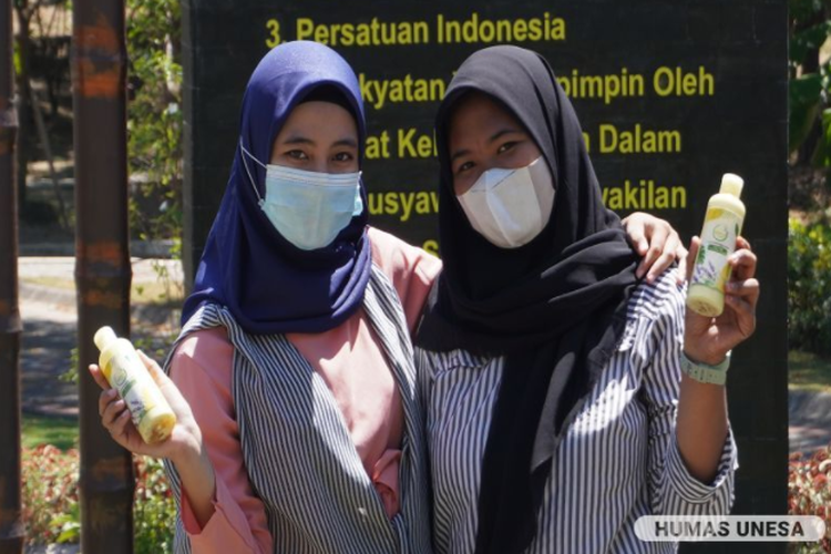 Mahasiswa Universitas Surabaya (Unesa) menciptakan inovasi lotion alami aromaterapi dari ekstrak daun pisang.