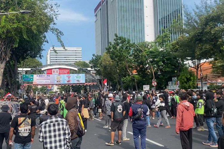 Demonstran aksi solidaritas ojol Affan Kurniawan di Surabaya, Jumat (29/8/2025).