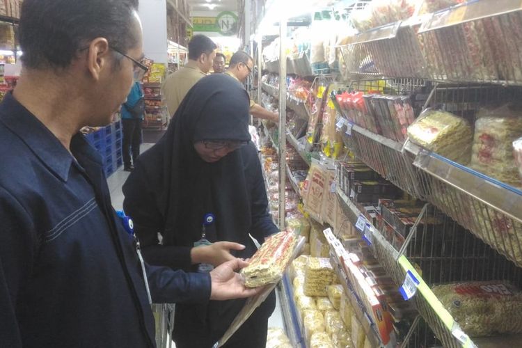 Tim gabungan melakukan sidak makanan dan minuman di salah satu pusat perbelanjaan di Purwokerto, Kabupaten Banyumas, Jawa Tengah, Senin (9/12/2019).