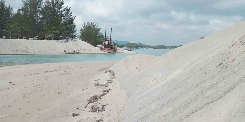 Sedimentasi pasir yang menggunung di muara Air Kantung, Bangka, Kepulauan Bangka Belitung, Senin (9/10/2023).