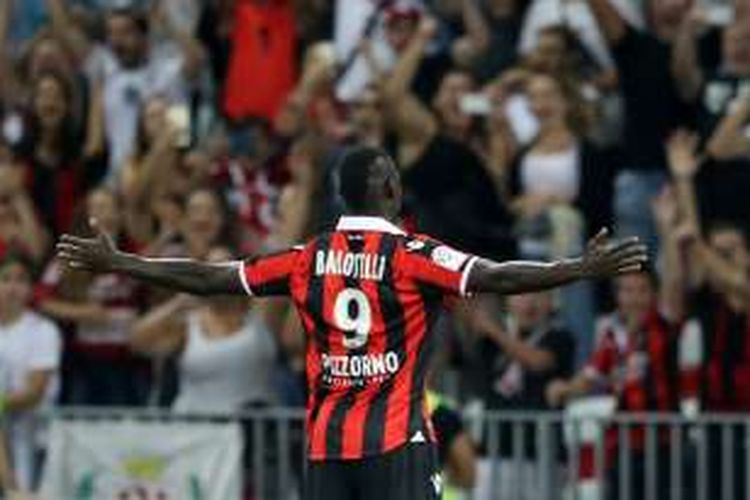 
Penyerang Nice, Mario Balotelli, merayakan gol usai membobol gawang Marseille pada pertandingan lanjutan Ligue 1, Minggu (11/9/2016). 