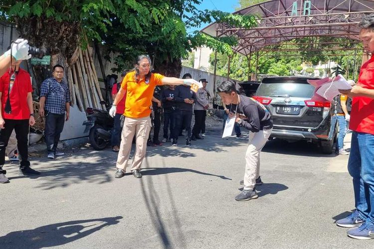 Suasana pra rekontruksi terjadinya perampokan yang berujung pada pembunuhan sopir taksi onlie di Jalan Mugas Dalam, Semarang, Kamis (27/7/2023).