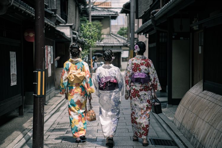 Ilustrasi wanita Jepang dengan kimono.