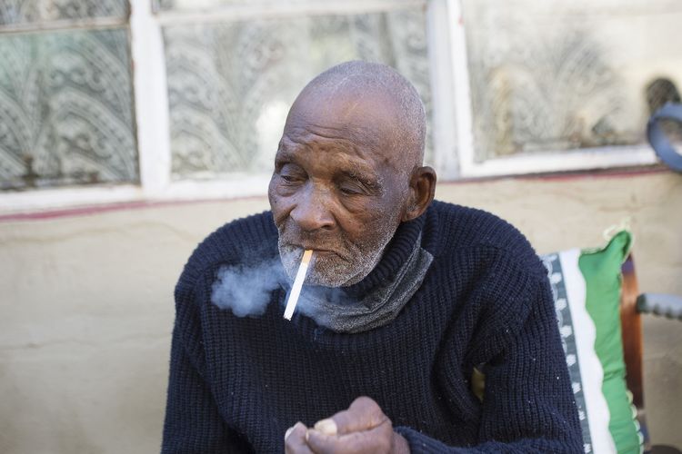 Fredie Blom merayakan ulang tahun ke-116 pada Jumat (8/5/2020) sambil menghisap sebatang rokok. Ia lahir pada 1904 dan merupakan salah satu pria tertua di dunia.