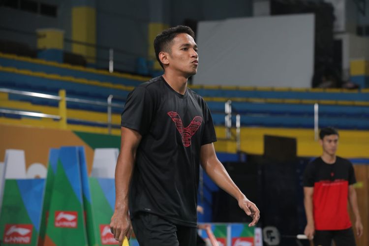 Tunggal putra Indonesia Chico Aura Dwi Wardoyo bersiap hadapi Kento Momota (Jepang) pada babak 32 besar Kejuaraan Bulu Tangkis Asia 2022.