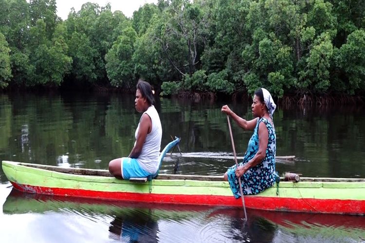 Yulika dan tim ketika memproduksi film Hutan Perempuan, di Kampung Enggros, Kota Jayapura, Papua.