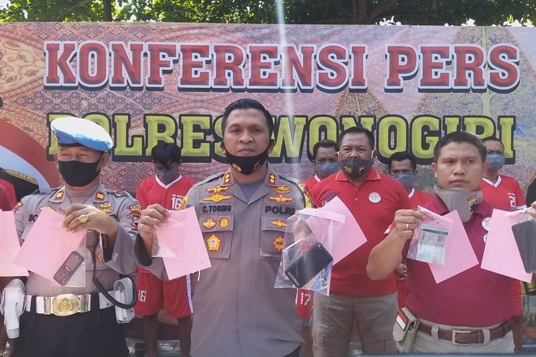 BARANG BUKTI--Kapolres Wonogiri, AKBP Christian Tobing menunjukkan barang bukti narkoba jenis sabu dan alat penghisap milik enam tersangka yang dtiangkap Satresnarkoba dalam dua pekan terakhir, Sabtu (12/6/2020).