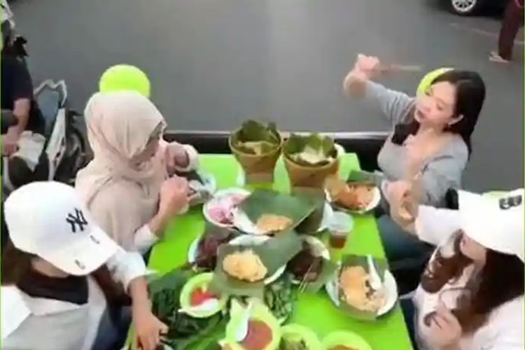 Aksi Makan di Bak Mobil Pikap Saat Keliling Kota Tasikmalaya Tuai Sorotan, Polisi Turun Tangan