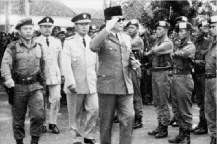 Letnan Kolonel Untung (kiri) mendampingi Presiden Sukarno