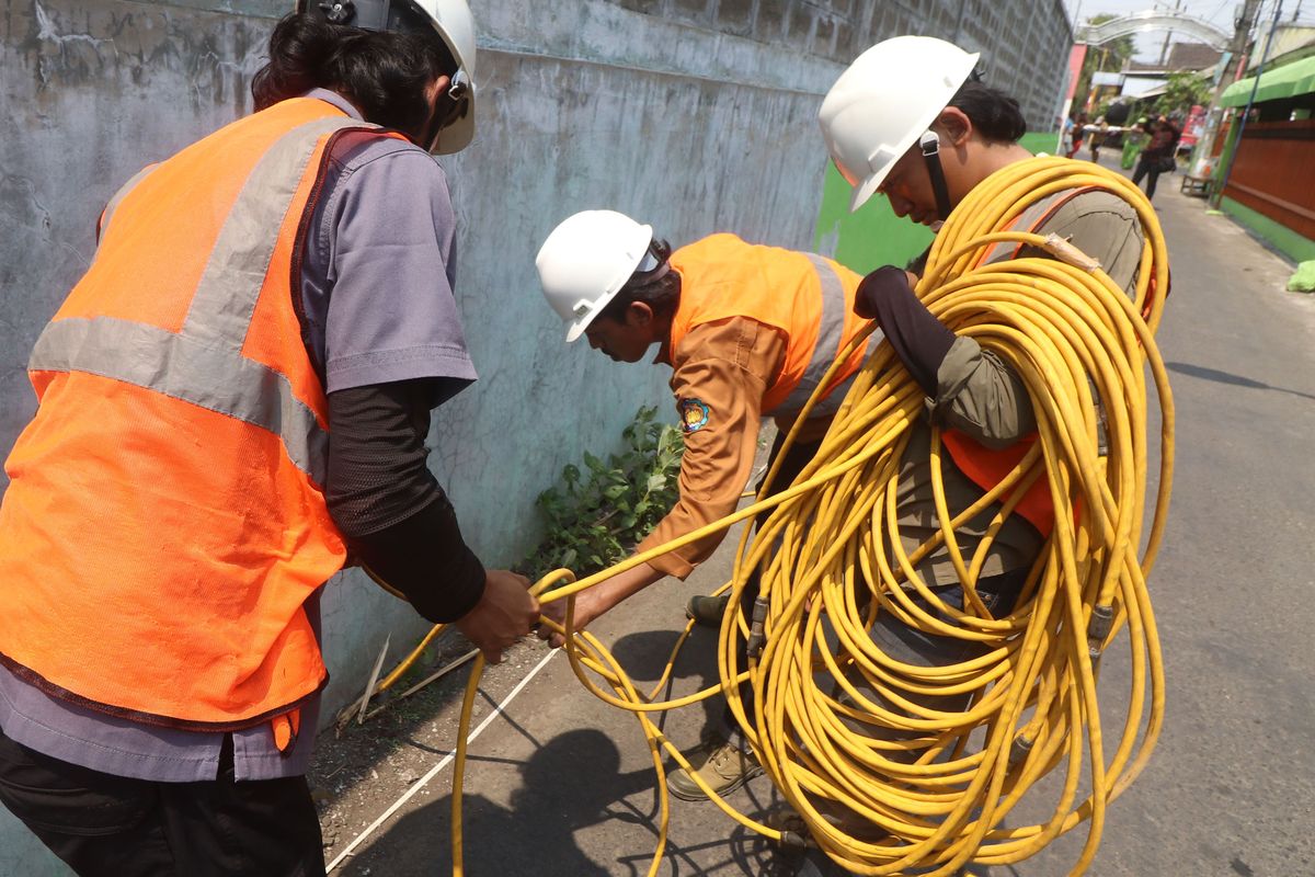 Petugas dari Istitut Teknologi Sepuluh Nopember (ITS) memasang kabel saat meneliti karakteristik tanah menggunakan metode geolistrik di kawasan yang tercemar minyak di Kelurahan Tempurejo, Kota Kediri, Jawa Timur, Senin (11/9/2023). Pemerintah daerah setempat mendatangkan tim dari ITS guna mengetahui sebaran dan asal usul pencemaran minyak pada 14 sumur warga. ANTARA FOTO/Prasetia Fauzani/Spt.