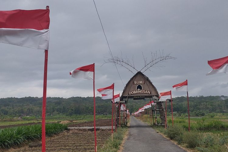 Bendera Merah Putih berbaris membelah areal sawah Pedukuhan Dobangsan, Kalurahan Giripeni, Kapanewon Wates, Kabupaten Kulon Progo, Daerah Istimewa Yogyakarta. Ribuan bendera berdiri di kawasan pedukuhan ini setiap Agustus.
