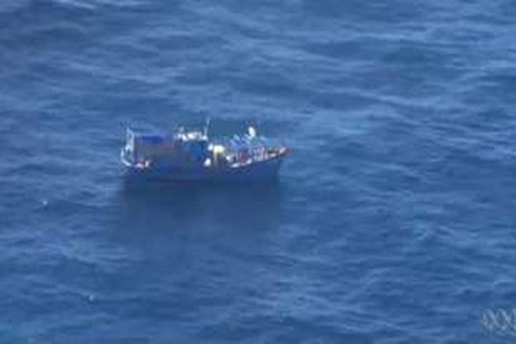 Perahu yang digunakan oleh 46 pencari suaka dari Vietnam ditemukan di pantai Australia Barat tahun lalu.
