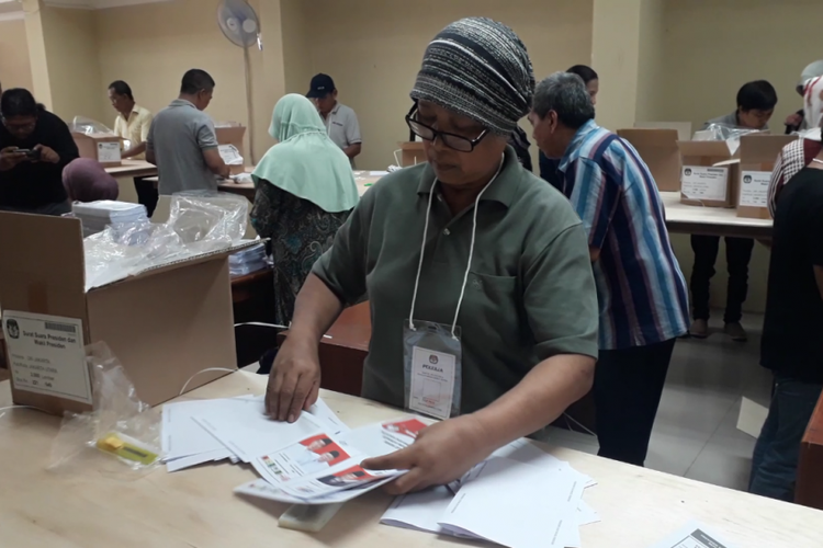 Pekerja melipat surat suara Pemilihan Umum 2019 di Kantor KPU Jakarta Utara, Senin (18/2/2019).