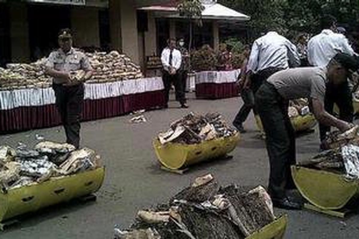 Sebanyak 390 kilogram ganja dimusnahkan polsektro Kalideres, Jakarta Barat pada Senin (19/11/2012). Ganja tersebut merupakan milik Asmuni.