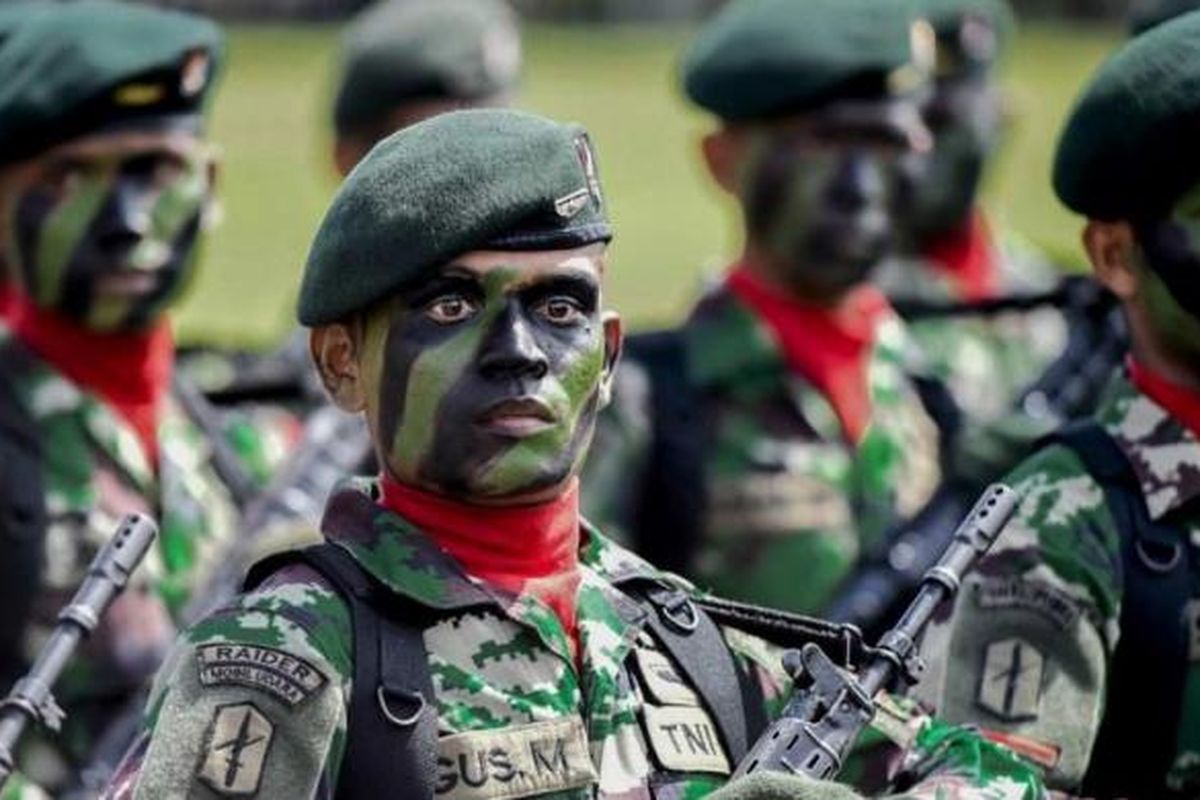 Pasukan TNI Kodam Iskandar Muda saat defile pasukan pada upacara peringatan HUT Ke-69 TNI di Lapangan Blangpadang, Banda Aceh, Selasa (7/10/2014).