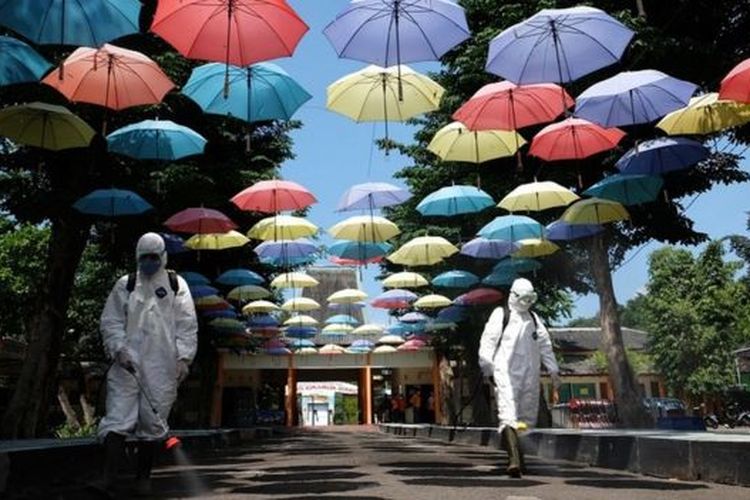 Petugas menyemprotkan cairan disinfektan di kawasan Solo Zoo atau Taman Satwa Taru Jurug (TSTJ) di Solo, Jawa Tengah, 18 Juni lalu. Untuk menyiasati kekurangan dana, pengelola Taman Satwa Taru Jurug (TSTJ) Solo muncul dengan ide penjualan tiket di muka. 