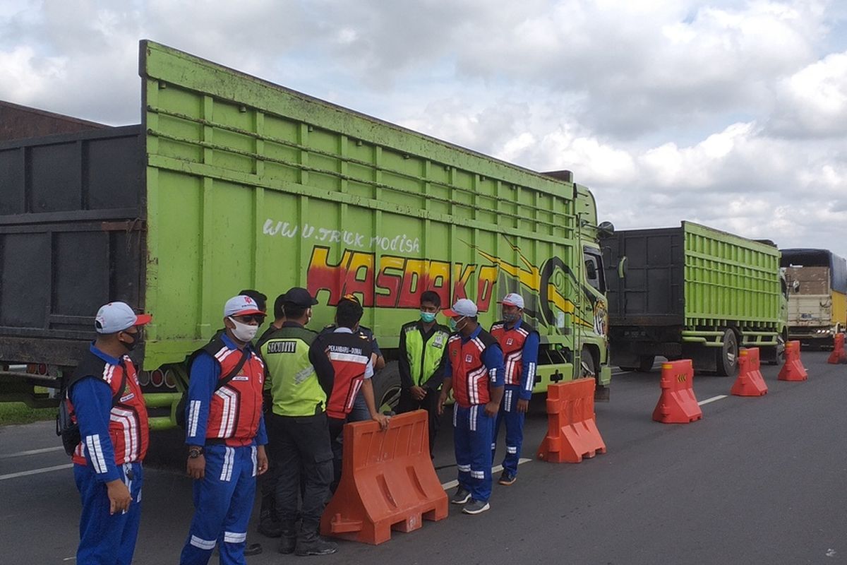 Petugas tol Pekanbaru-Dumai bersama Dinas Perhubungan dan kepolisian menindak truk ODOL di Gerbang Tol Pinggir, Kabupaten Bengkalis, Riau, Rabu (27/1/2021).