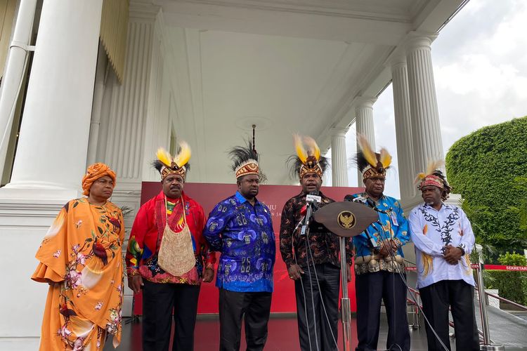 Ketua MRP Papua Tengah dan Koordinator MRP se-Papua Agustinus Anggaibak (tengah) usai bertemu dengan Presiden Joko Widodo di Istana Kepresidenan Jakarta, Rabu (12/6/2024).