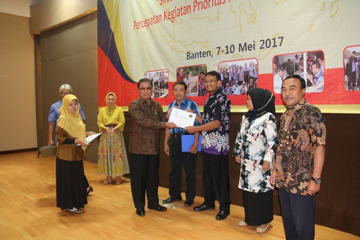 Sudarsono, Staf Ahli Kementerian ATR/BPN Bidang Ekonomi Pertanahan menyerahkan sertifikat sebagai apresiasi terhadap  upaya KKP dalam memfasilitasi program “Sehatkan” 