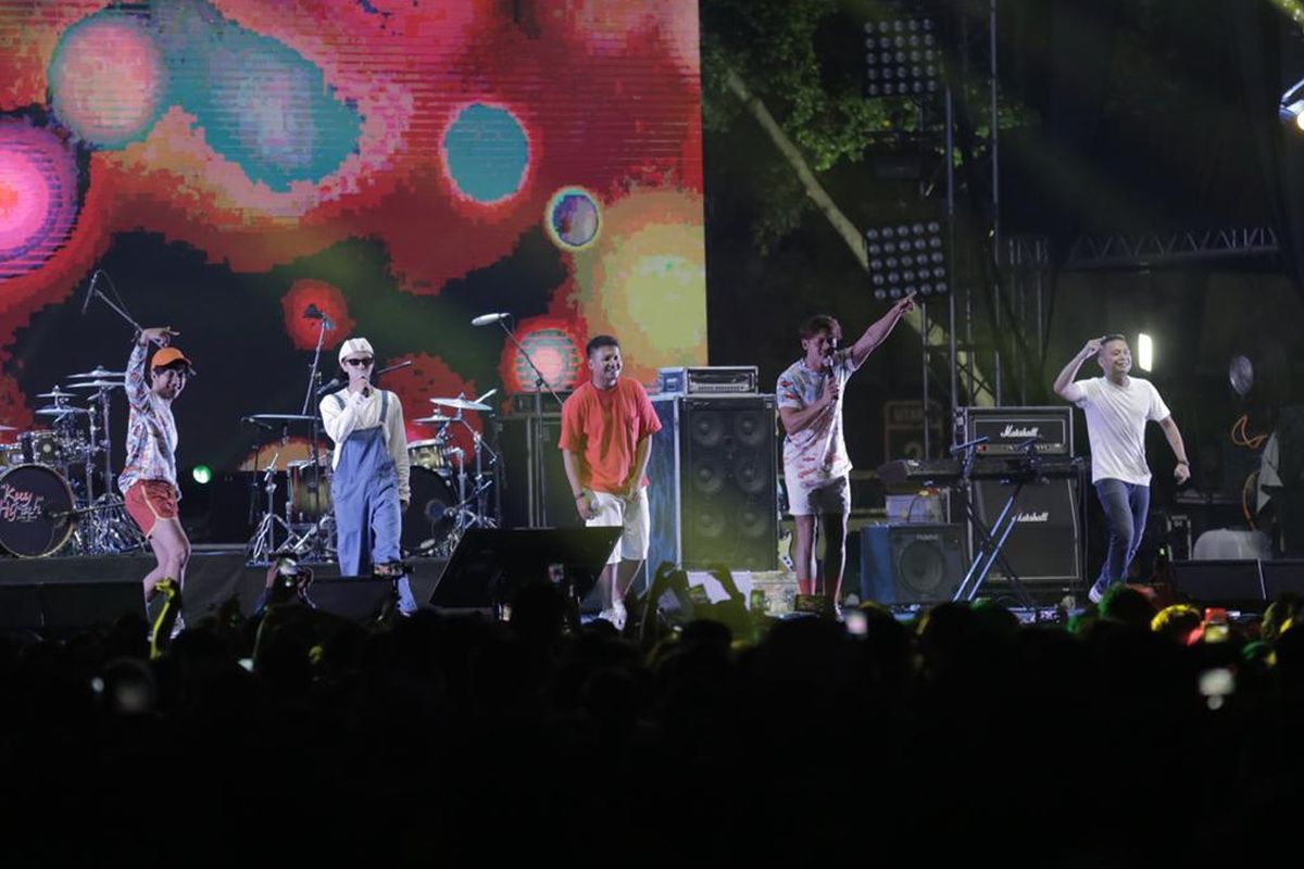 Om Leo Berkaraoke berkolaborasi dengan Smash saat tampil di acara Synchronize Fest 2019 di Gambir Expo, Kemayoran, Jakarta Pusat, Sabtu (5/10/2019). Acara festival musik tahunan ini dimeriahkan  sejumlah band papan atas diantaranya Nidji, Noah, Sheila On 7, Jamrud, Iwan Fals dan lain-lain.