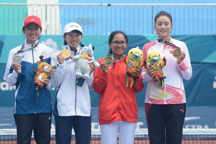 Tim Soft Tenis Indonesia bisa bernapas lega setelah berhasil menyumbang sekeping medali perak dan dua perunggu di Jakabaring Tennis Center Palembang, Rabu (29/8). Raihan tiga medali itu berasal dari nomor tunggal putra dan putri.