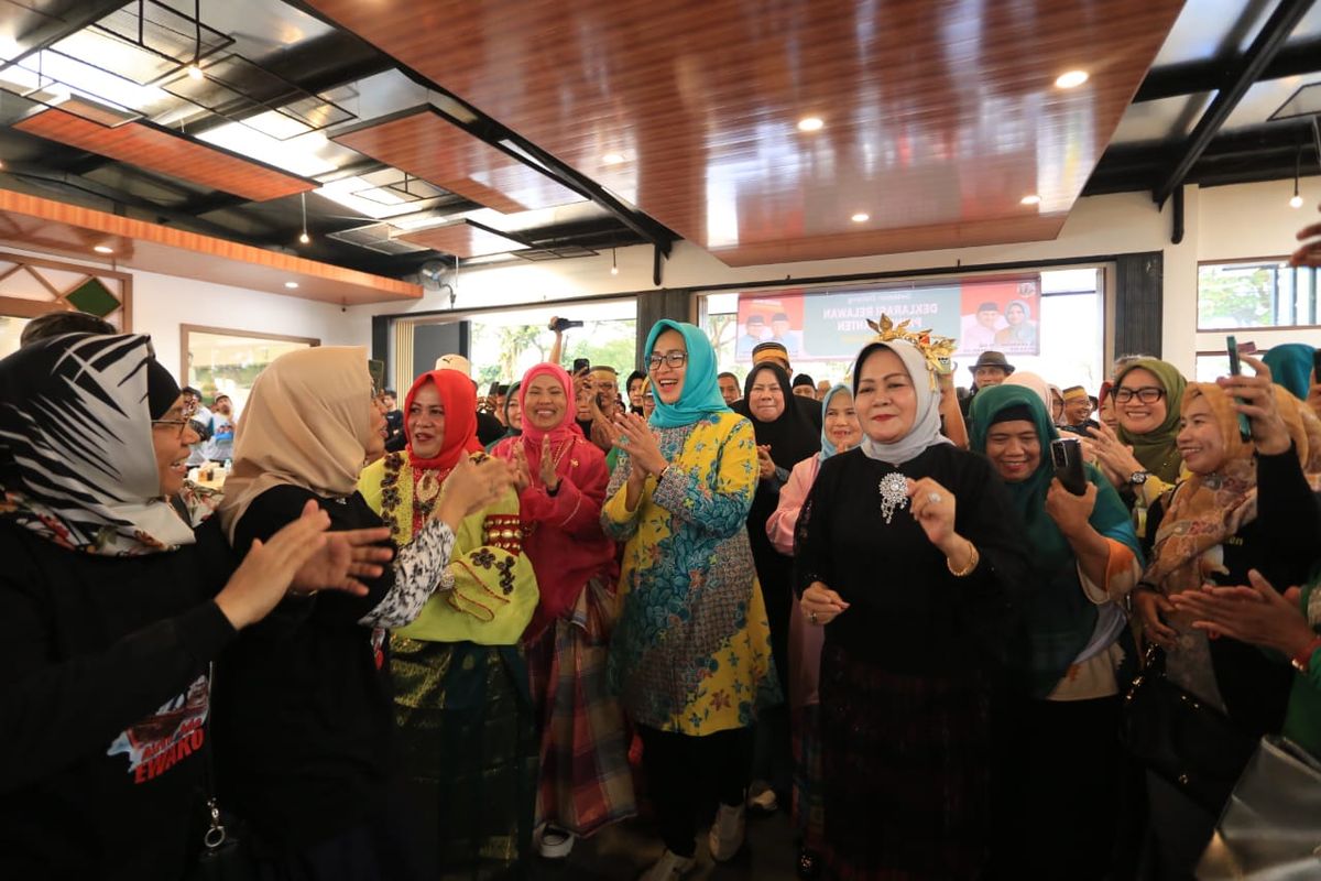 Calon Gubernur Banten Airin Rachmi Diany saat menghadiri deklarasi dukungan dari komunitas masyarakat Bugis, Makassar, Toraja, dan Mandar yang tergabung dalam relawan Phinisi dalam memenangkan Airin-Ade dalam Pilkada Banten 2024 di wilayah Serpong, Kota Tangerang Selatan, Senin (28/10/2024).  