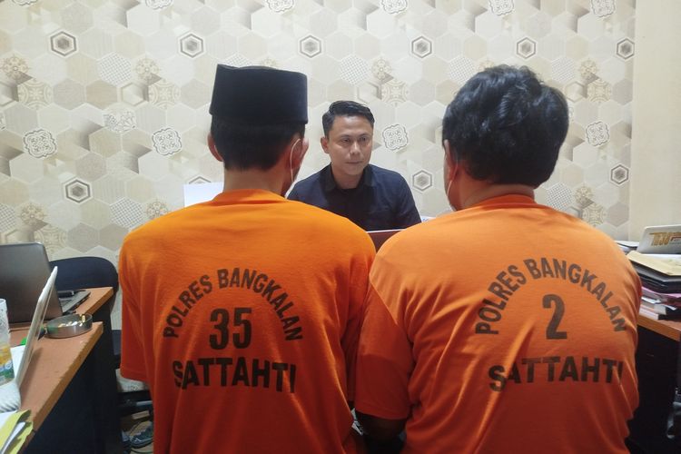 Dua pengedar sabu yang diamankan polisi pada Kamis (7/8/2025) di Bangkalan.